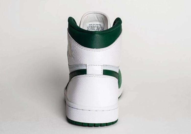 Tinker Hatfield crée une Air Jordan 1 exclusive pour la vente aux enchères caritative de la Harrington Family Foundation Tinker Hatfield crée une Air Jordan 1 exclusive pour la vente aux enchères caritative de la Harrington Family Foundation