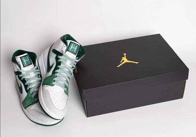 Tinker Hatfield crée une Air Jordan 1 exclusive pour la vente aux enchères caritative de la Harrington Family Foundation Tinker Hatfield crée une Air Jordan 1 exclusive pour la vente aux enchères caritative de la Harrington Family Foundation