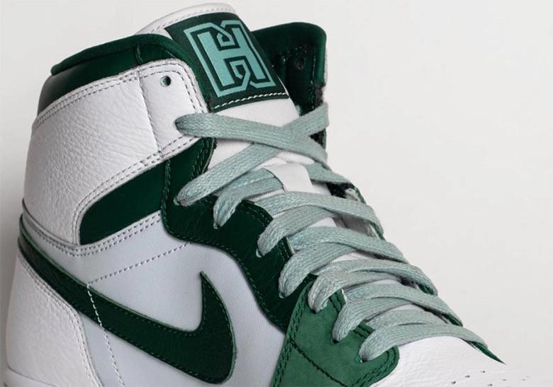 Tinker Hatfield crée une Air Jordan 1 exclusive pour la vente aux enchères caritative de la Harrington Family Foundation Tinker Hatfield crée une Air Jordan 1 exclusive pour la vente aux enchères caritative de la Harrington Family Foundation