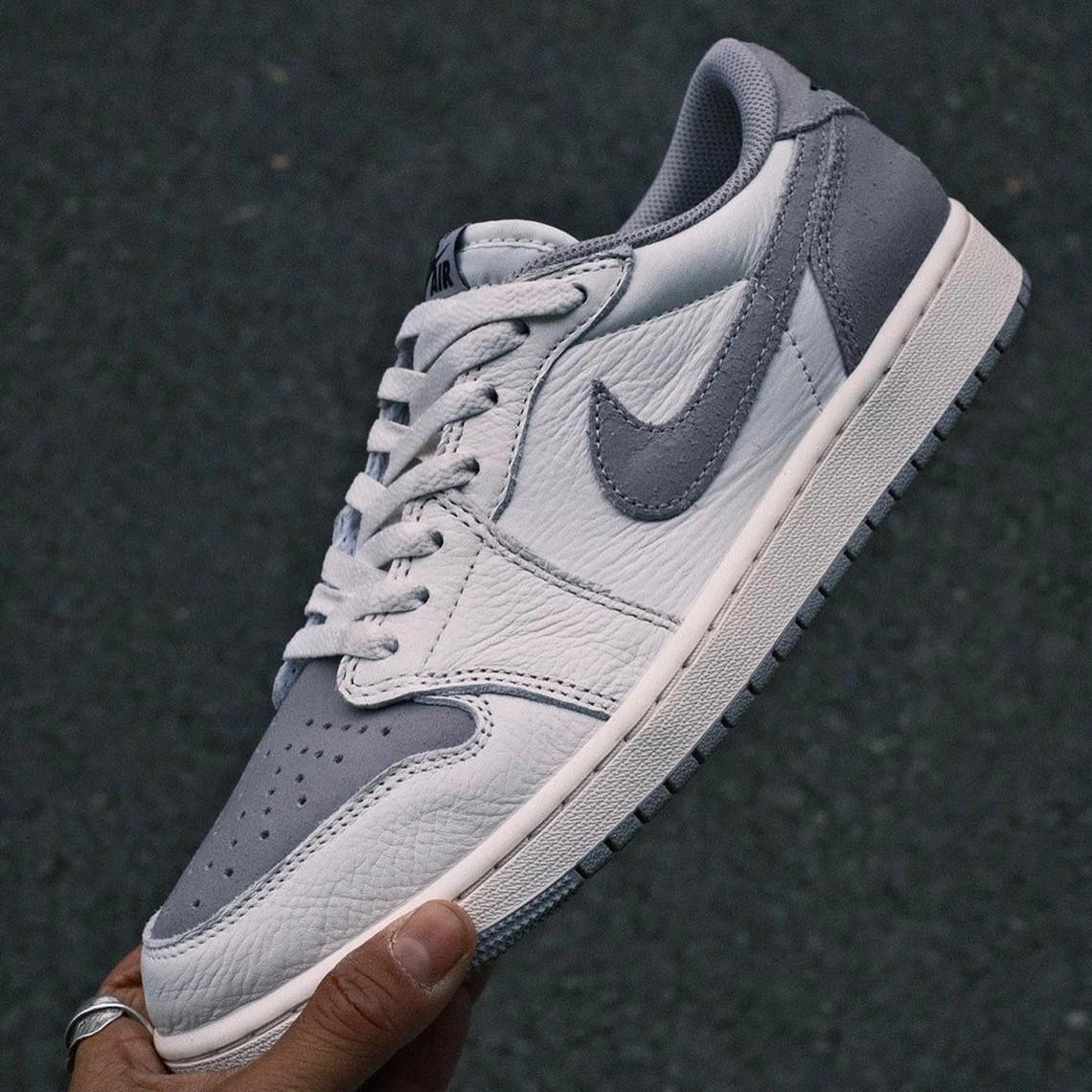 L' Air Jordan 1 Low OG fait surface dans un coloris rappelant le "Stealth". L' Air Jordan 1 Low OG fait surface dans un coloris rappelant le "Stealth".