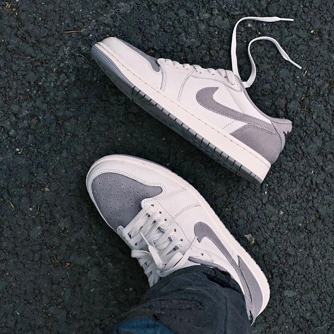 L' Air Jordan 1 Low OG fait surface dans un coloris rappelant le "Stealth". L' Air Jordan 1 Low OG fait surface dans un coloris rappelant le "Stealth".
