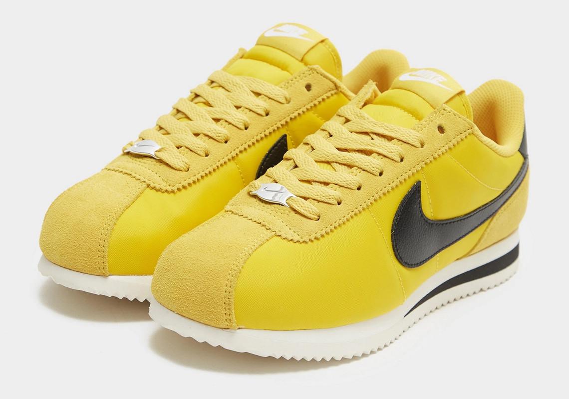 La Nike Cortez semble s'inspirer de l'emblématique survêtement jaune et noir de Bruce Lee