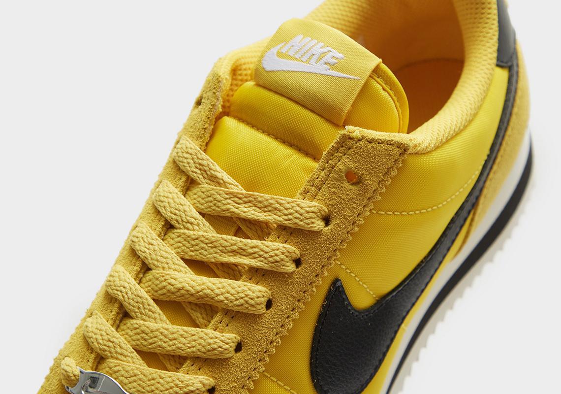 La Nike Cortez semble s'inspirer de l'emblématique survêtement jaune et noir de Bruce Lee