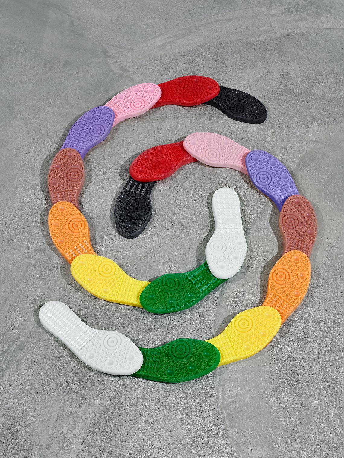 La collection adidas Humanrace Samba "Colors By Pharrell" rappelle le pack "Supercolor" de 2015. rappelle le pack "Supercolor" de 2015 La collection adidas Humanrace Samba "Colors By Pharrell" rappelle le pack "Supercolor" de 2015. rappelle le pack "Supercolor" de 2015