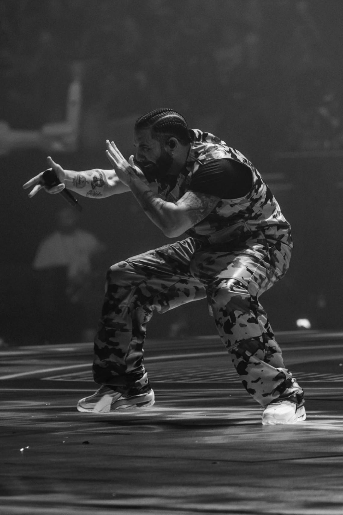 Drake présente la Nike NOCTA Hot Step 2 lors de la tournée It's All A Blur Drake présente la Nike NOCTA Hot Step 2 lors de la tournée It's All A Blur