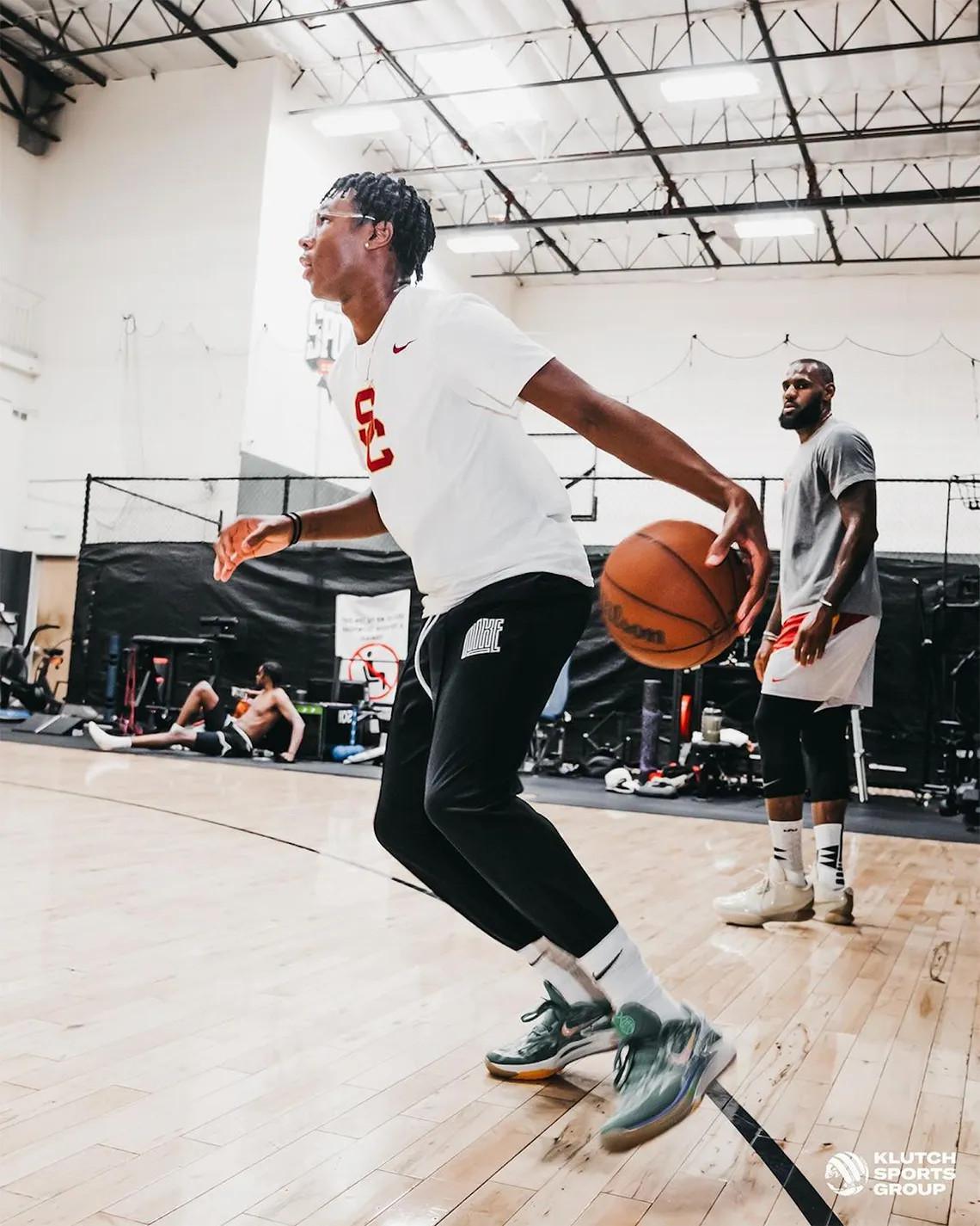 LeBron James présente la Nike LeBron 21 LeBron James présente la Nike LeBron 21