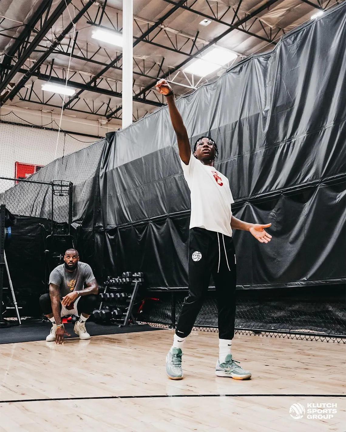 LeBron James présente la Nike LeBron 21 LeBron James présente la Nike LeBron 21