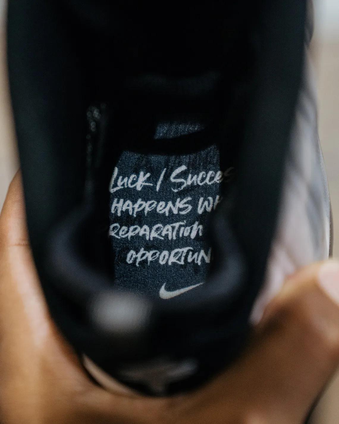 La dernière Nike Air Foamposite One "Dream A World" est exclusive à Social Status et A Ma Maniere La dernière Nike Air Foamposite One "Dream A World" est exclusive à Social Status et A Ma Maniere