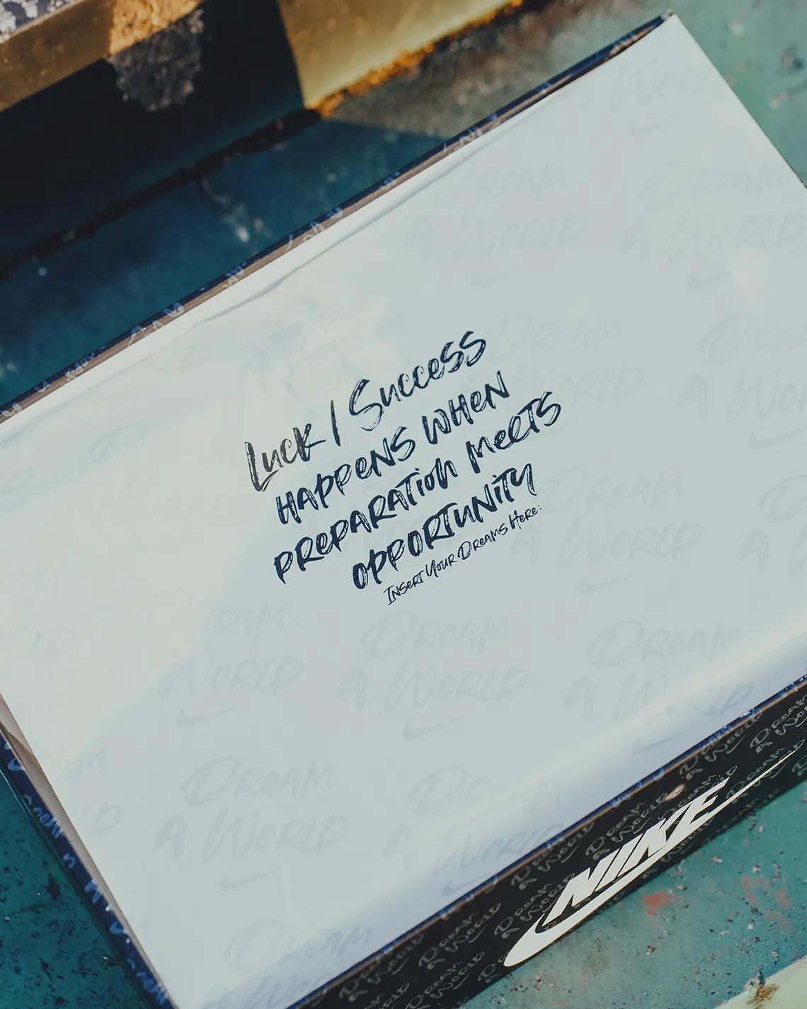 La dernière Nike Air Foamposite One "Dream A World" est exclusive à Social Status et A Ma Maniere La dernière Nike Air Foamposite One "Dream A World" est exclusive à Social Status et A Ma Maniere