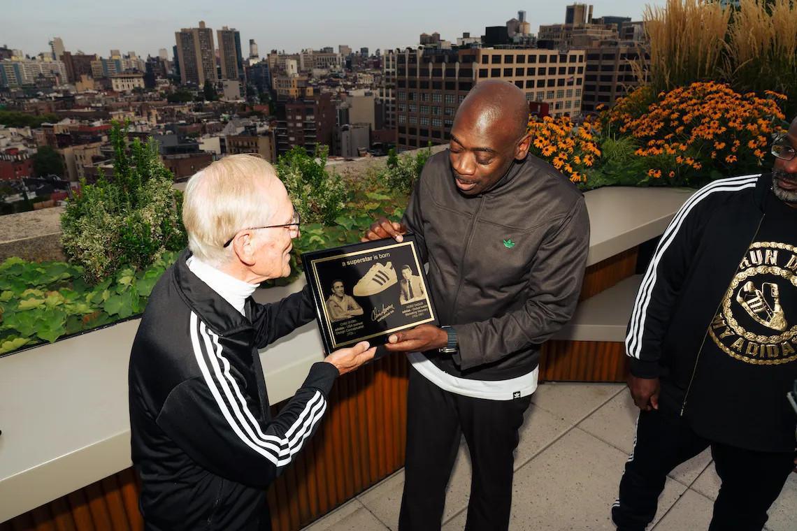 adidas célèbre 50 ans de hip-hop avec la journée "Run-DMC", une série de fêtes de quartier et d'autres événements communautaires. adidas célèbre 50 ans de hip-hop avec la journée "Run-DMC", une série de fêtes de quartier et d'autres événements communautaires.