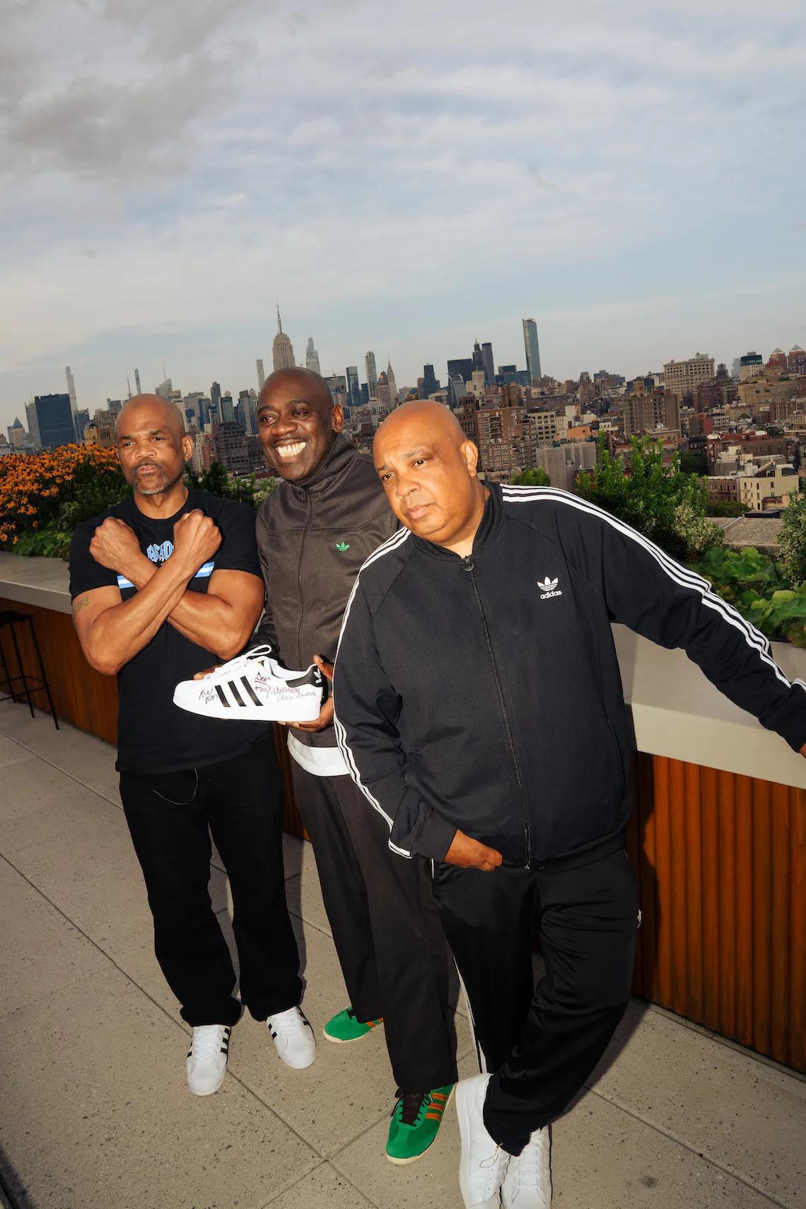 adidas célèbre 50 ans de hip-hop avec la journée "Run-DMC", une série de fêtes de quartier et d'autres événements communautaires. adidas célèbre 50 ans de hip-hop avec la journée "Run-DMC", une série de fêtes de quartier et d'autres événements communautaires.