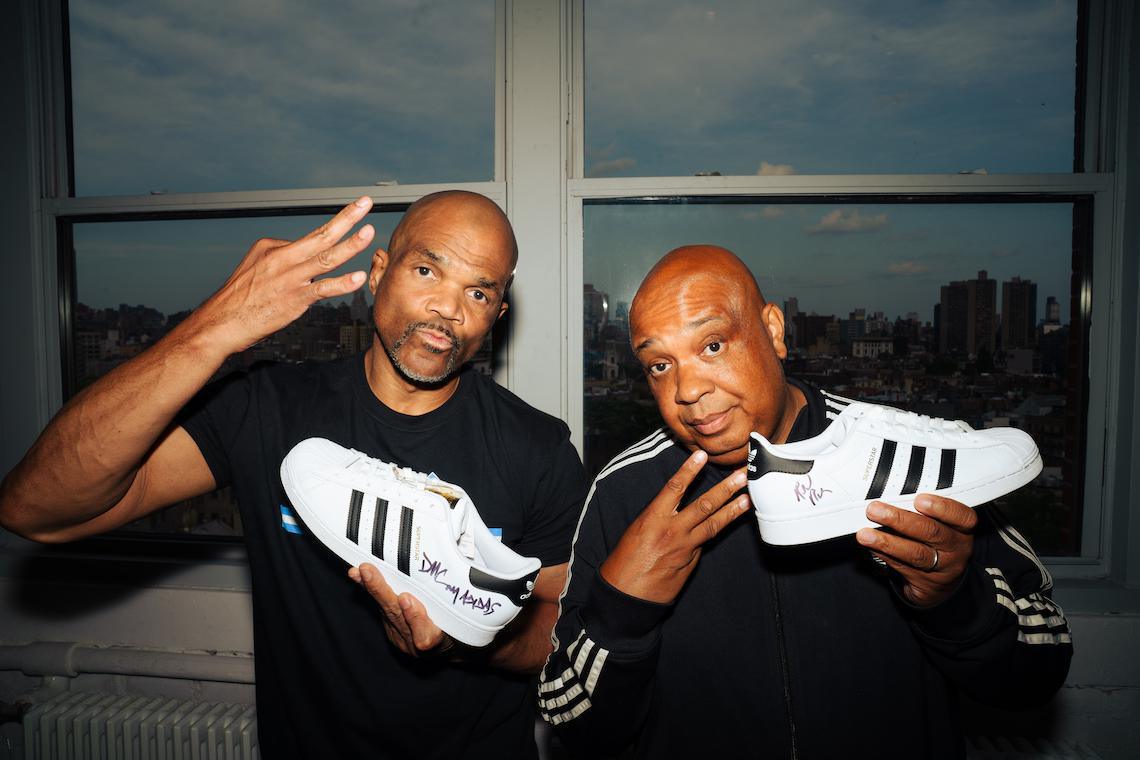 adidas célèbre 50 ans de hip-hop avec la journée "Run-DMC", une série de fêtes de quartier et d'autres événements communautaires. adidas célèbre 50 ans de hip-hop avec la journée "Run-DMC", une série de fêtes de quartier et d'autres événements communautaires.