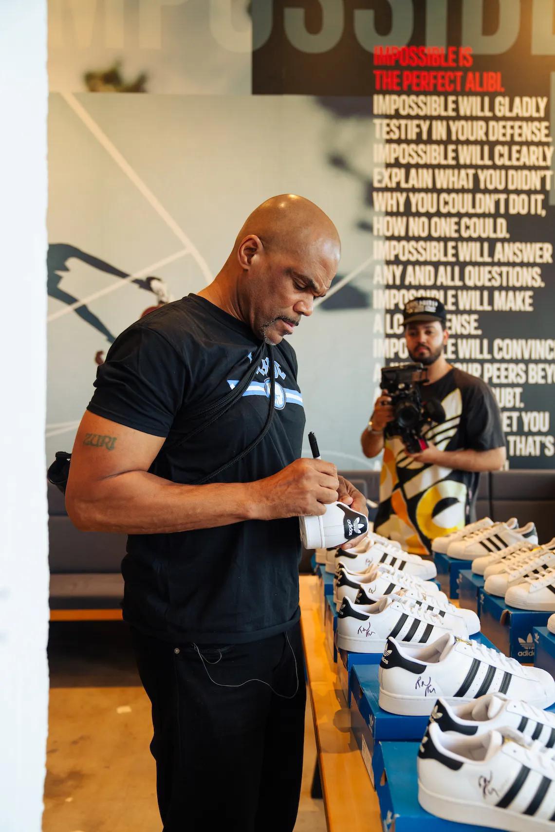 adidas célèbre 50 ans de hip-hop avec la journée "Run-DMC", une série de fêtes de quartier et d'autres événements communautaires. adidas célèbre 50 ans de hip-hop avec la journée "Run-DMC", une série de fêtes de quartier et d'autres événements communautaires.