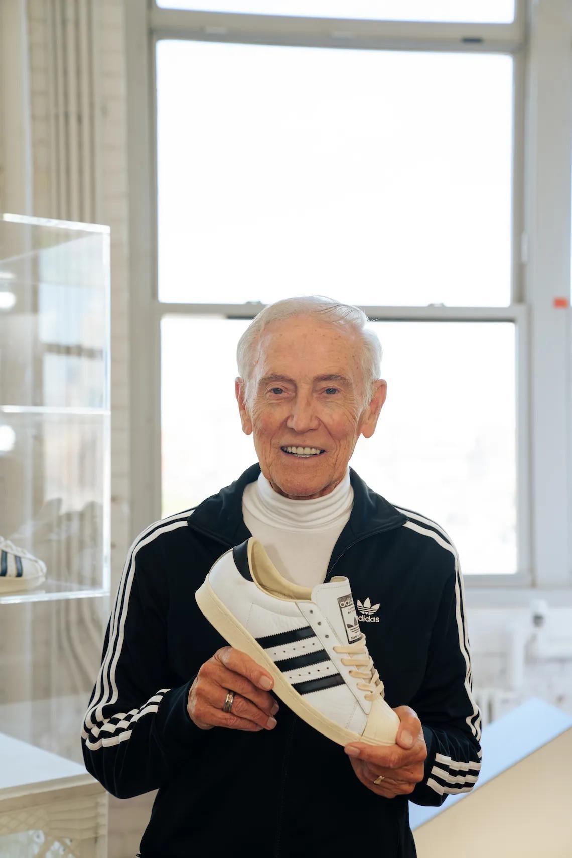 adidas célèbre 50 ans de hip-hop avec la journée "Run-DMC", une série de fêtes de quartier et d'autres événements communautaires. adidas célèbre 50 ans de hip-hop avec la journée "Run-DMC", une série de fêtes de quartier et d'autres événements communautaires.