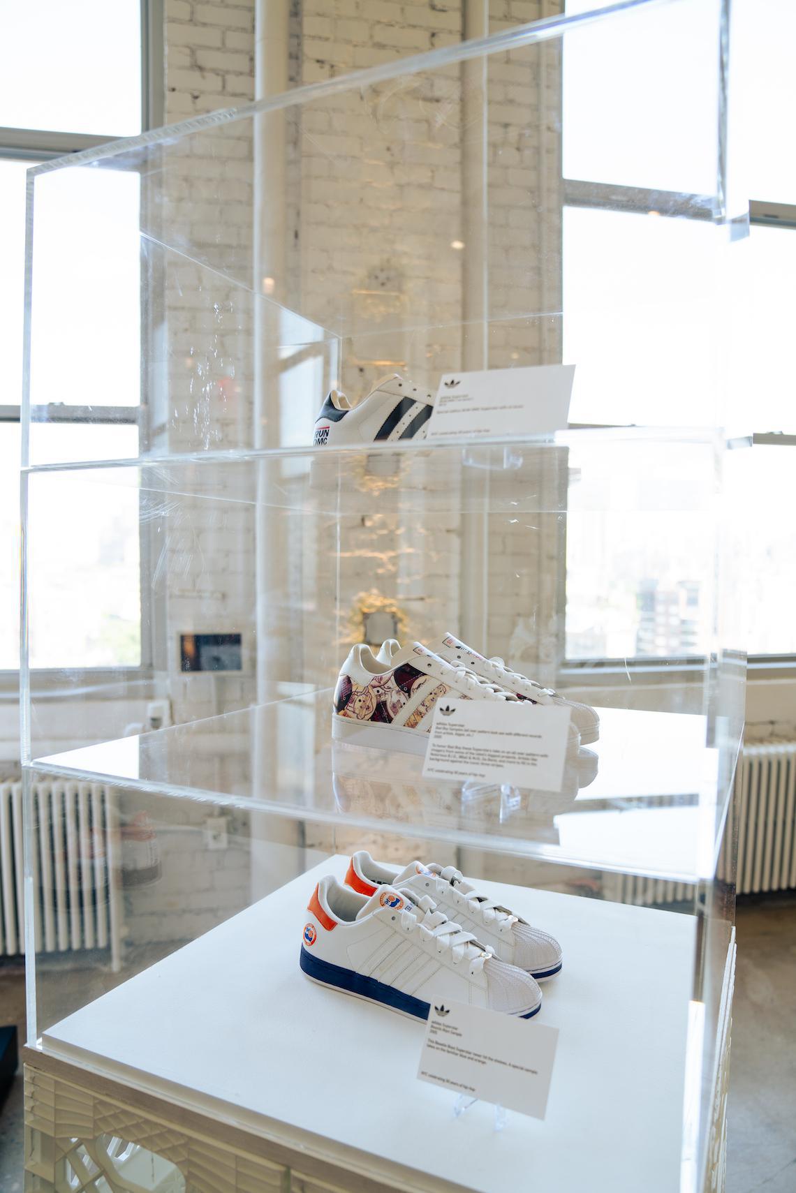 adidas célèbre 50 ans de hip-hop avec la journée "Run-DMC", une série de fêtes de quartier et d'autres événements communautaires. adidas célèbre 50 ans de hip-hop avec la journée "Run-DMC", une série de fêtes de quartier et d'autres événements communautaires.