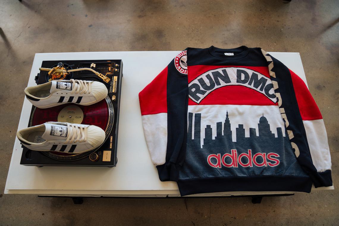 adidas célèbre 50 ans de hip-hop avec la journée "Run-DMC", une série de fêtes de quartier et d'autres événements communautaires.