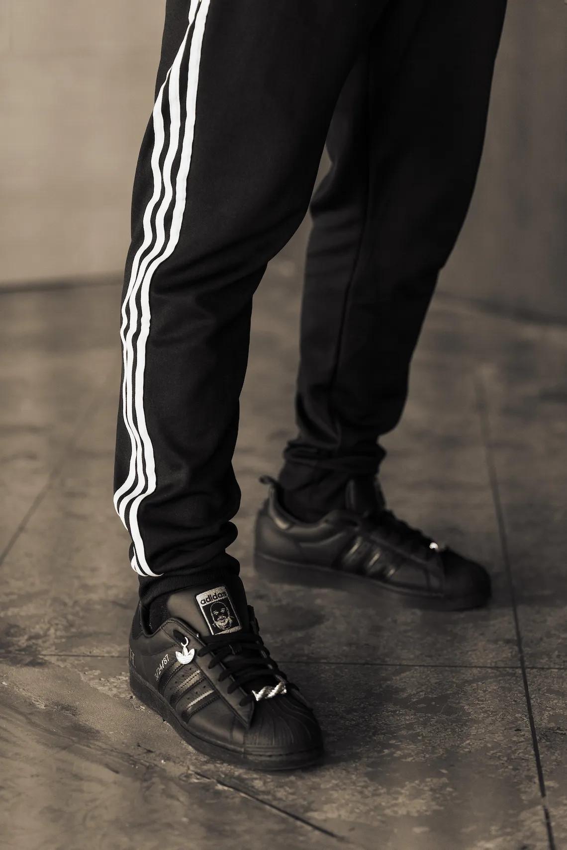 adidas célèbre 50 ans de hip-hop avec la journée "Run-DMC", une série de fêtes de quartier et d'autres événements communautaires. adidas célèbre 50 ans de hip-hop avec la journée "Run-DMC", une série de fêtes de quartier et d'autres événements communautaires.