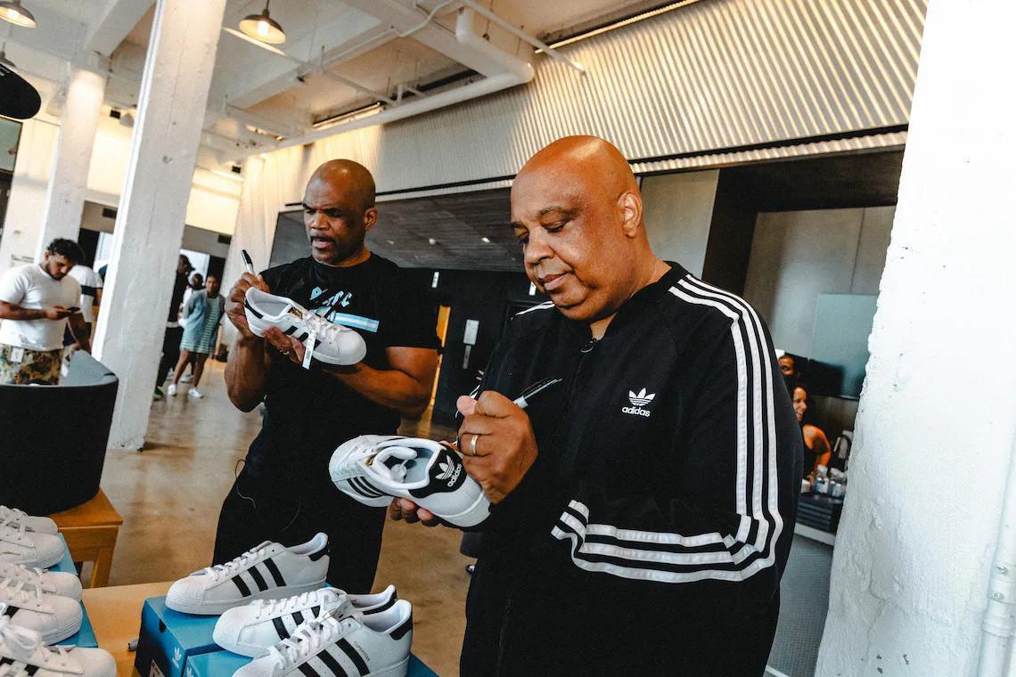 adidas célèbre 50 ans de hip-hop avec la journée "Run-DMC", une série de fêtes de quartier et d'autres événements communautaires. adidas célèbre 50 ans de hip-hop avec la journée "Run-DMC", une série de fêtes de quartier et d'autres événements communautaires.