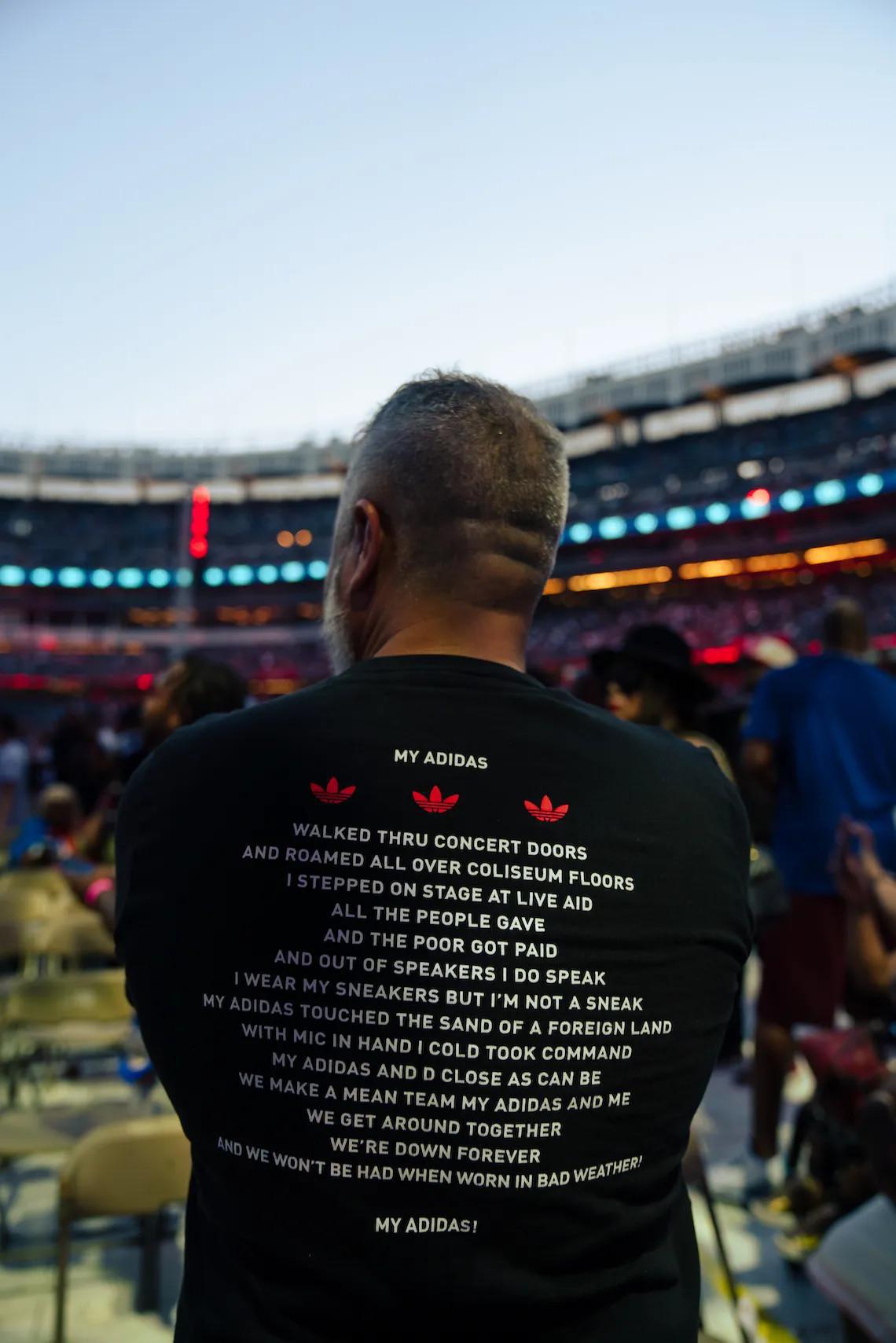 adidas célèbre 50 ans de hip-hop avec la journée "Run-DMC", une série de fêtes de quartier et d'autres événements communautaires. adidas célèbre 50 ans de hip-hop avec la journée "Run-DMC", une série de fêtes de quartier et d'autres événements communautaires.