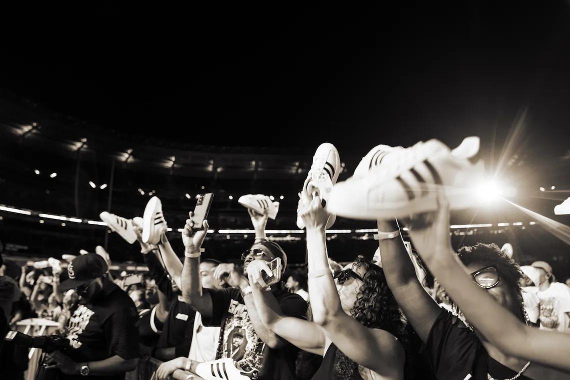 adidas célèbre 50 ans de hip-hop avec la journée "Run-DMC", une série de fêtes de quartier et d'autres événements communautaires. adidas célèbre 50 ans de hip-hop avec la journée "Run-DMC", une série de fêtes de quartier et d'autres événements communautaires.