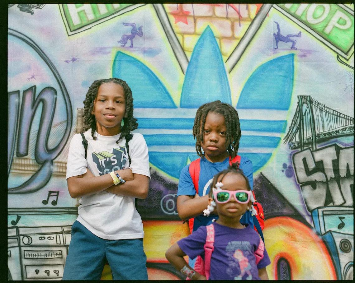 adidas célèbre 50 ans de hip-hop avec la journée "Run-DMC", une série de fêtes de quartier et d'autres événements communautaires. adidas célèbre 50 ans de hip-hop avec la journée "Run-DMC", une série de fêtes de quartier et d'autres événements communautaires.