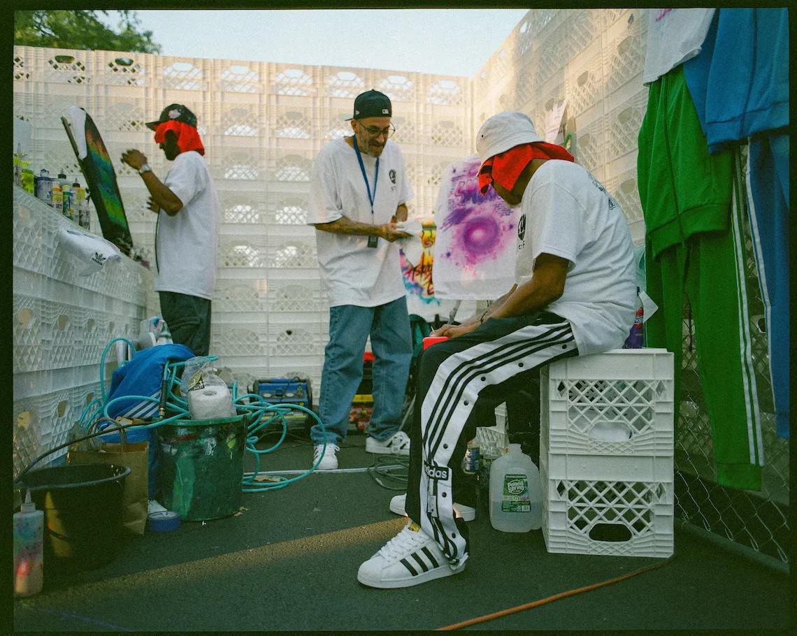 adidas célèbre 50 ans de hip-hop avec la journée "Run-DMC", une série de fêtes de quartier et d'autres événements communautaires. adidas célèbre 50 ans de hip-hop avec la journée "Run-DMC", une série de fêtes de quartier et d'autres événements communautaires.