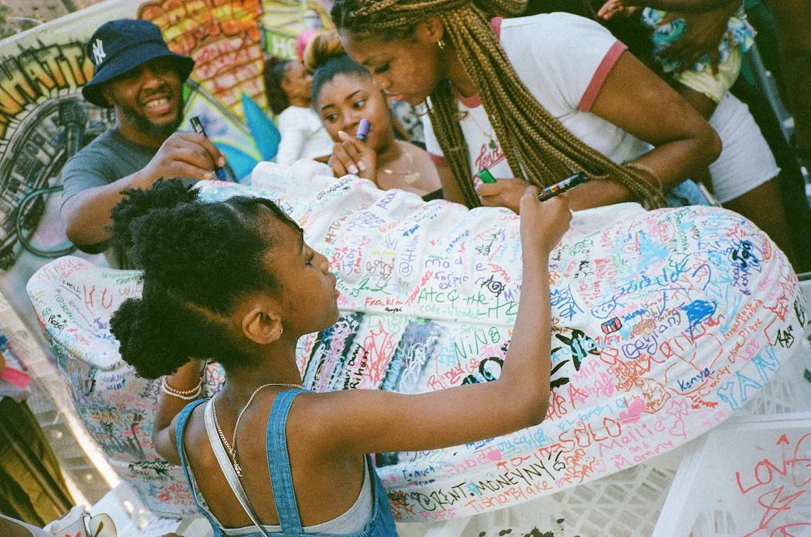 adidas célèbre 50 ans de hip-hop avec la journée "Run-DMC", une série de fêtes de quartier et d'autres événements communautaires. adidas célèbre 50 ans de hip-hop avec la journée "Run-DMC", une série de fêtes de quartier et d'autres événements communautaires.