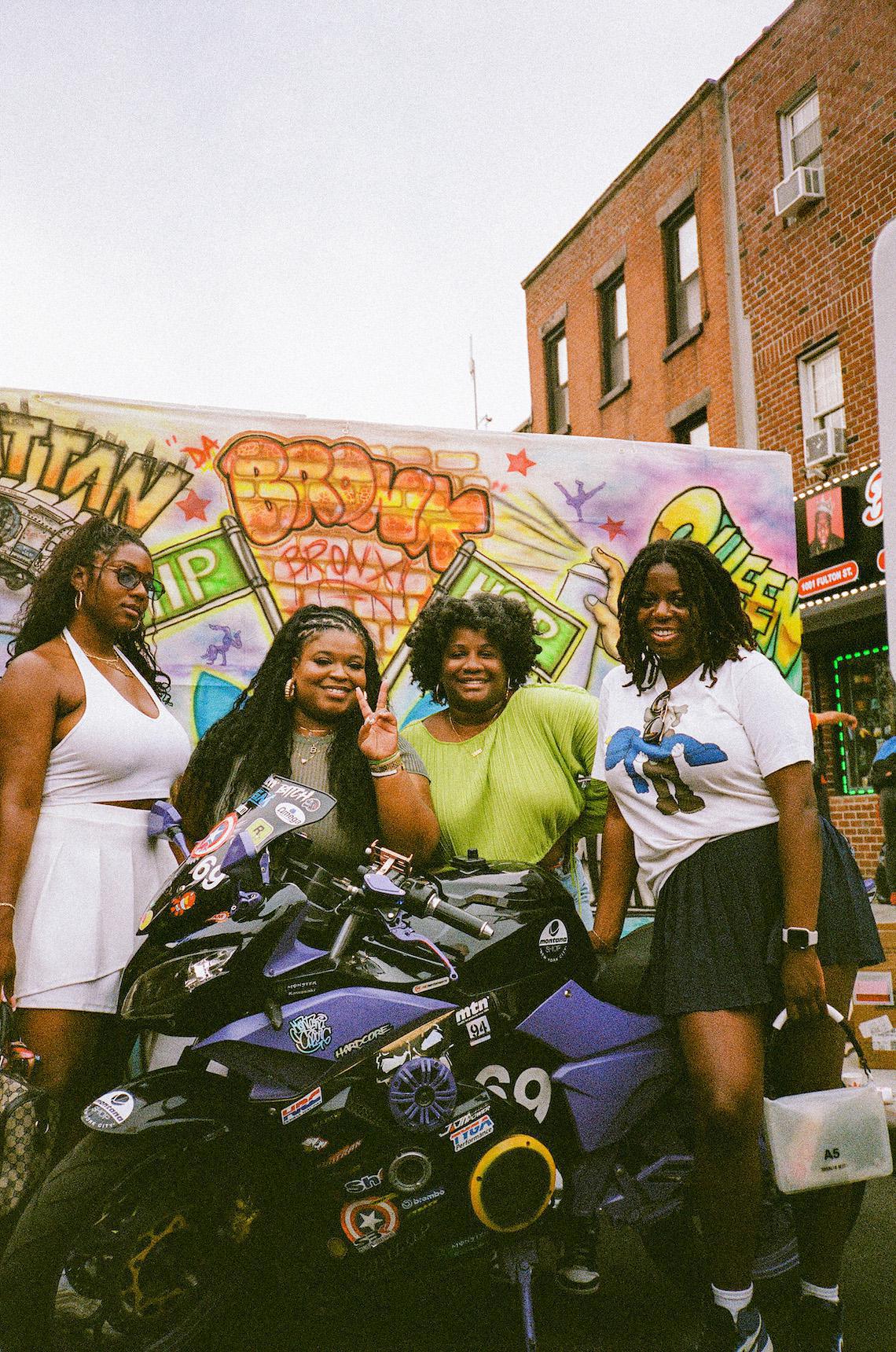 adidas célèbre 50 ans de hip-hop avec la journée "Run-DMC", une série de fêtes de quartier et d'autres événements communautaires. adidas célèbre 50 ans de hip-hop avec la journée "Run-DMC", une série de fêtes de quartier et d'autres événements communautaires.