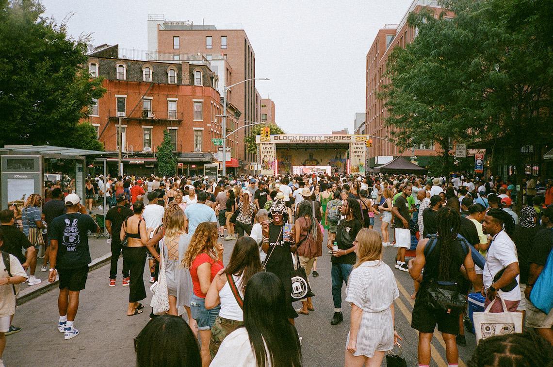 adidas célèbre 50 ans de hip-hop avec la journée "Run-DMC", une série de fêtes de quartier et d'autres événements communautaires. adidas célèbre 50 ans de hip-hop avec la journée "Run-DMC", une série de fêtes de quartier et d'autres événements communautaires.