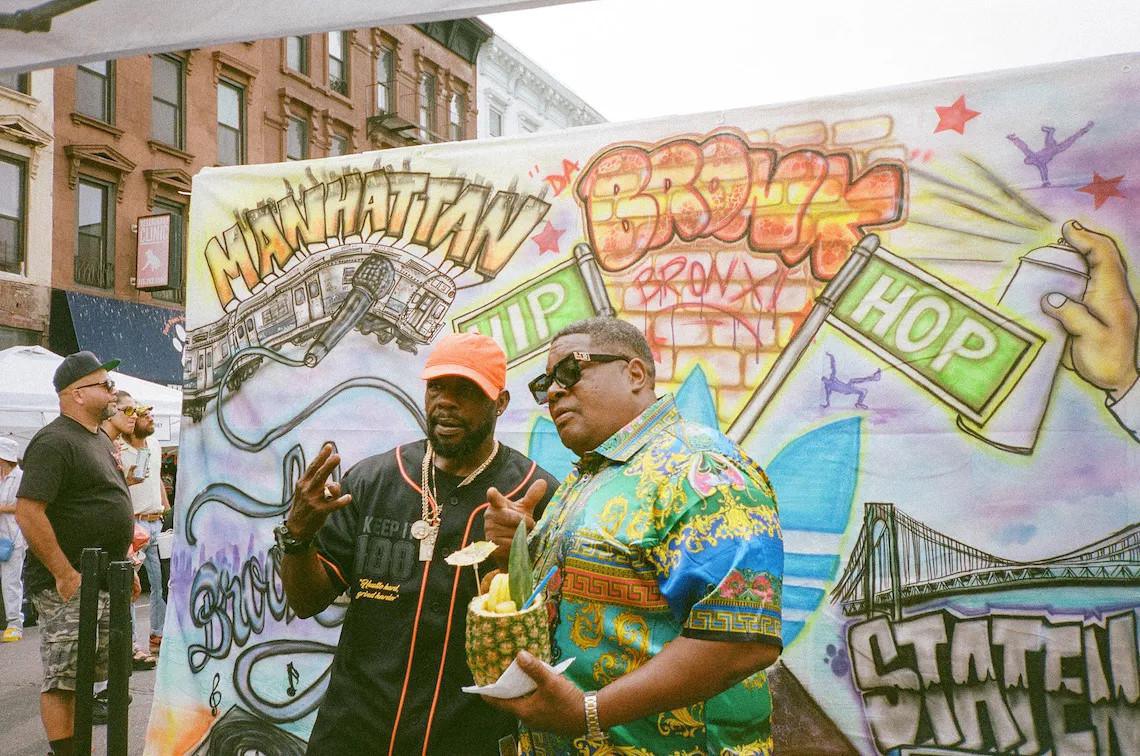 adidas célèbre 50 ans de hip-hop avec la journée "Run-DMC", une série de fêtes de quartier et d'autres événements communautaires. adidas célèbre 50 ans de hip-hop avec la journée "Run-DMC", une série de fêtes de quartier et d'autres événements communautaires.