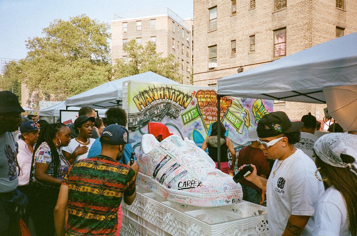 adidas célèbre 50 ans de hip-hop avec la journée "Run-DMC", une série de fêtes de quartier et d'autres événements communautaires. adidas célèbre 50 ans de hip-hop avec la journée "Run-DMC", une série de fêtes de quartier et d'autres événements communautaires.