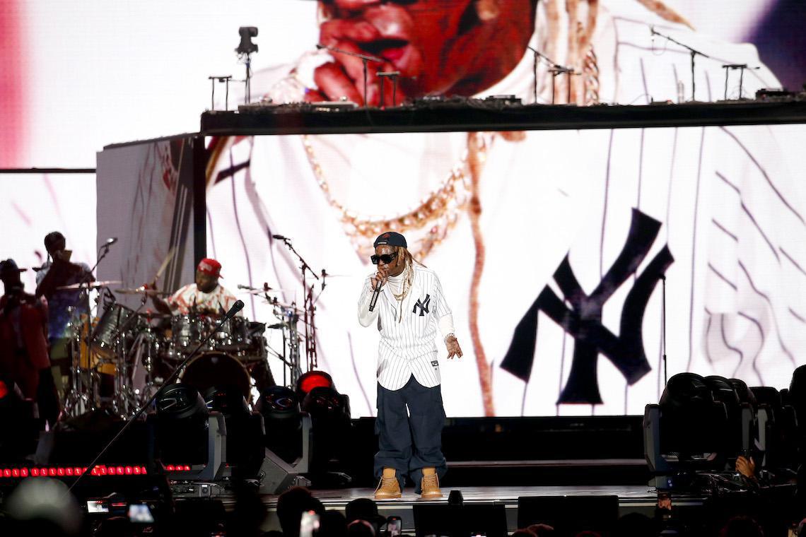 adidas célèbre 50 ans de hip-hop avec la journée "Run-DMC", une série de fêtes de quartier et d'autres événements communautaires. adidas célèbre 50 ans de hip-hop avec la journée "Run-DMC", une série de fêtes de quartier et d'autres événements communautaires.