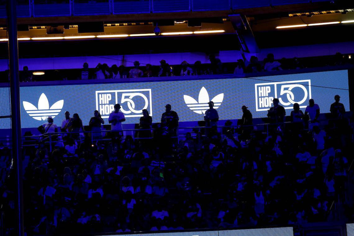 adidas célèbre 50 ans de hip-hop avec la journée "Run-DMC", une série de fêtes de quartier et d'autres événements communautaires. adidas célèbre 50 ans de hip-hop avec la journée "Run-DMC", une série de fêtes de quartier et d'autres événements communautaires.