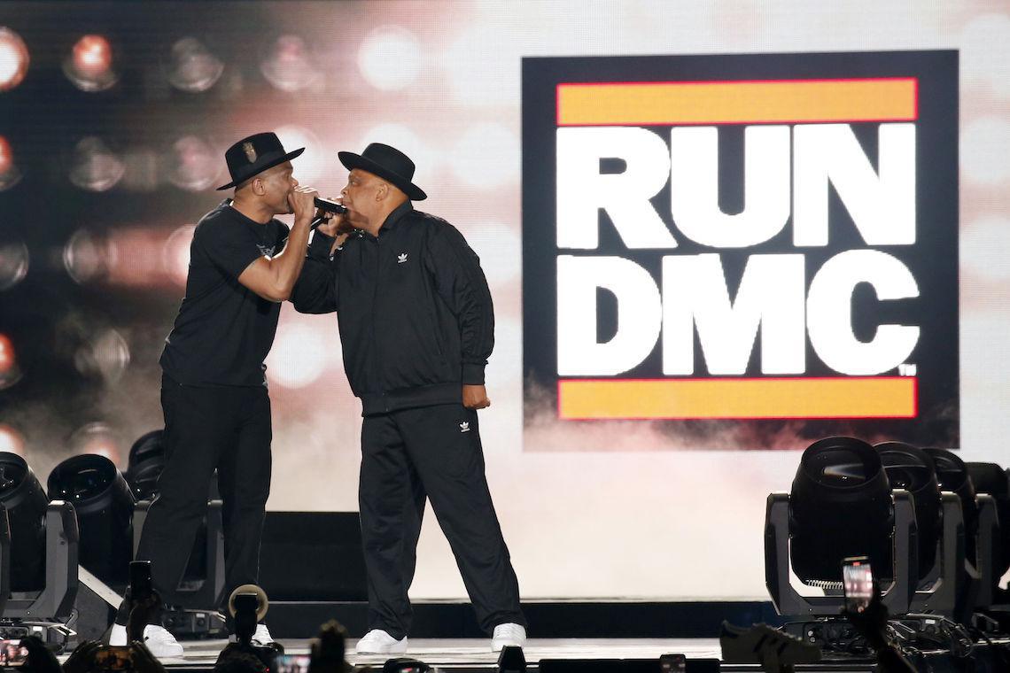 adidas célèbre 50 ans de hip-hop avec la journée "Run-DMC", une série de fêtes de quartier et d'autres événements communautaires.