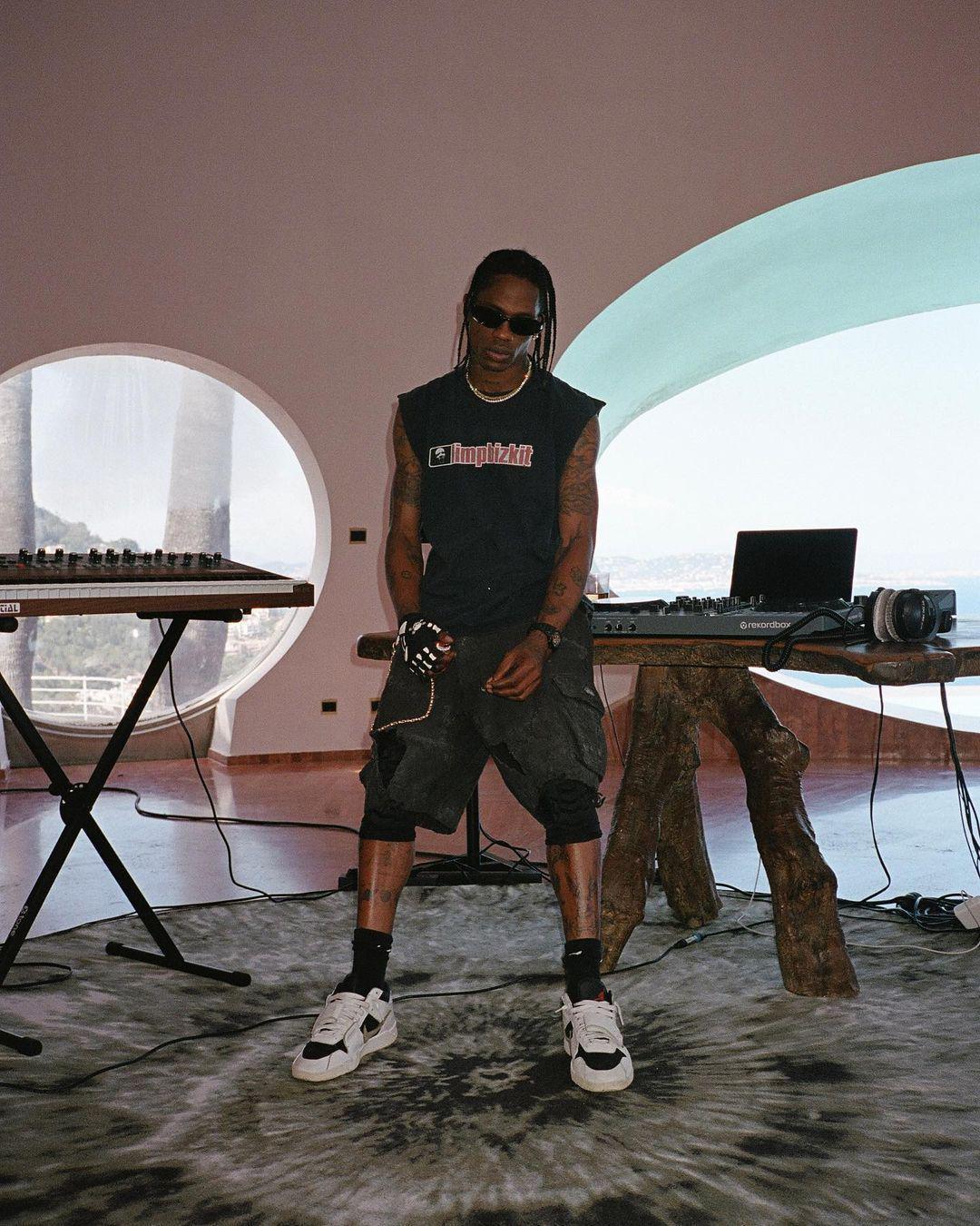 Travis Scott porte les prochaines Jordan "Cut The Check". Travis Scott porte les prochaines Jordan "Cut The Check".