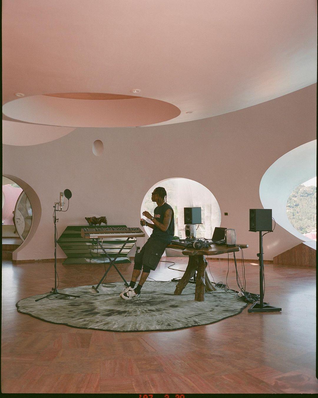 Travis Scott porte les prochaines Jordan "Cut The Check". Travis Scott porte les prochaines Jordan "Cut The Check".