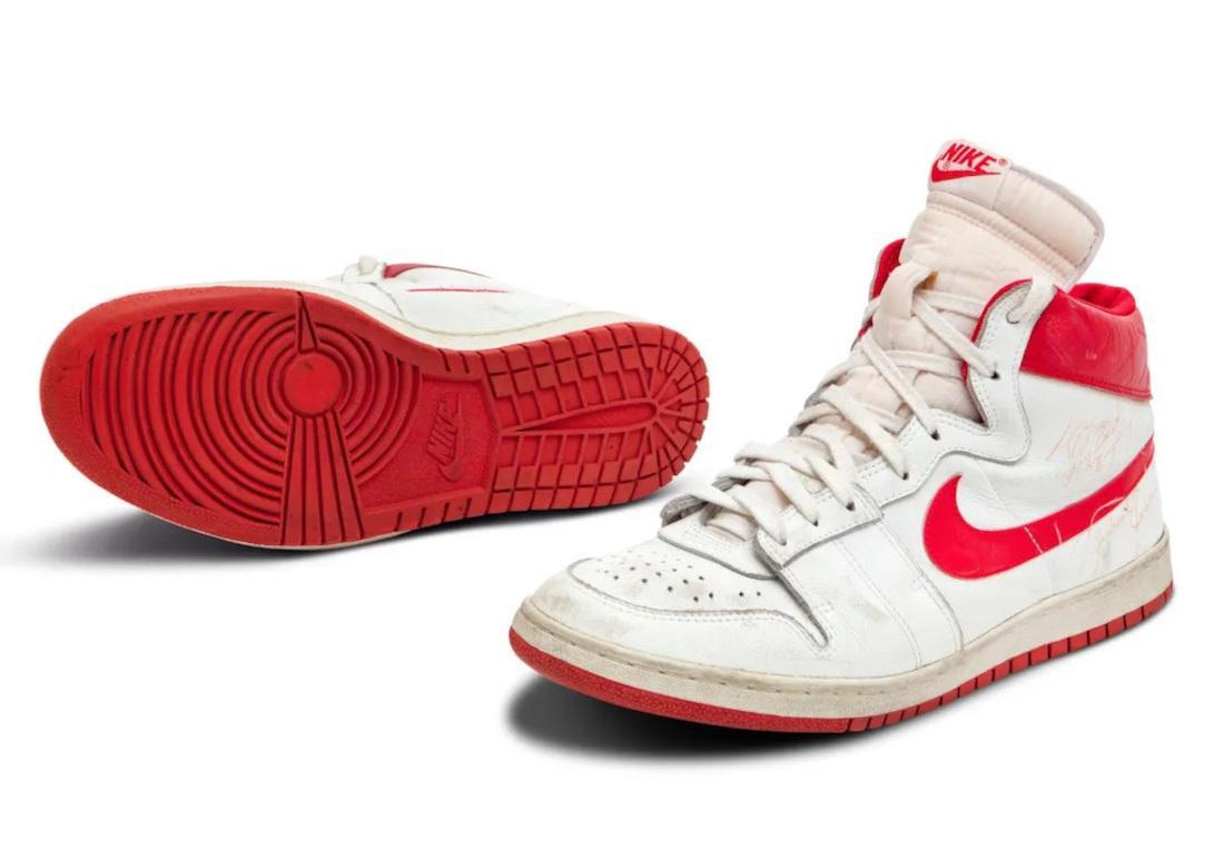 La Nike Air Ship de Michael Jordan, qu'il a porté lors de son cinquième match en NBA, est mis aux enchères