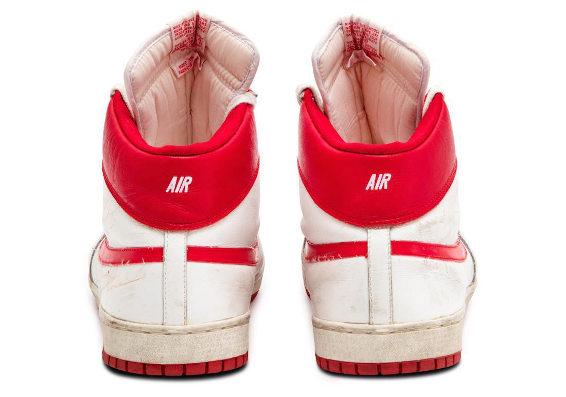 La Nike Air Ship de Michael Jordan, qu'il a porté lors de son cinquième match en NBA, est mis aux enchères La Nike Air Ship de Michael Jordan, qu'il a porté lors de son cinquième match en NBA, est mis aux enchères