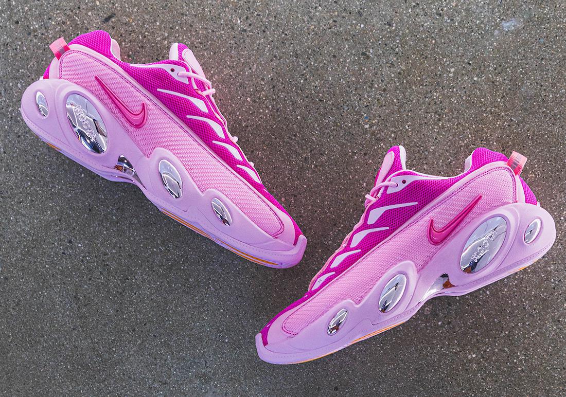 Shoe Surgeon crée des Nike NOCTA Glides roses pour le dernier concert de Drake à Los Angeles. Shoe Surgeon crée des Nike NOCTA Glides roses pour le dernier concert de Drake à Los Angeles.