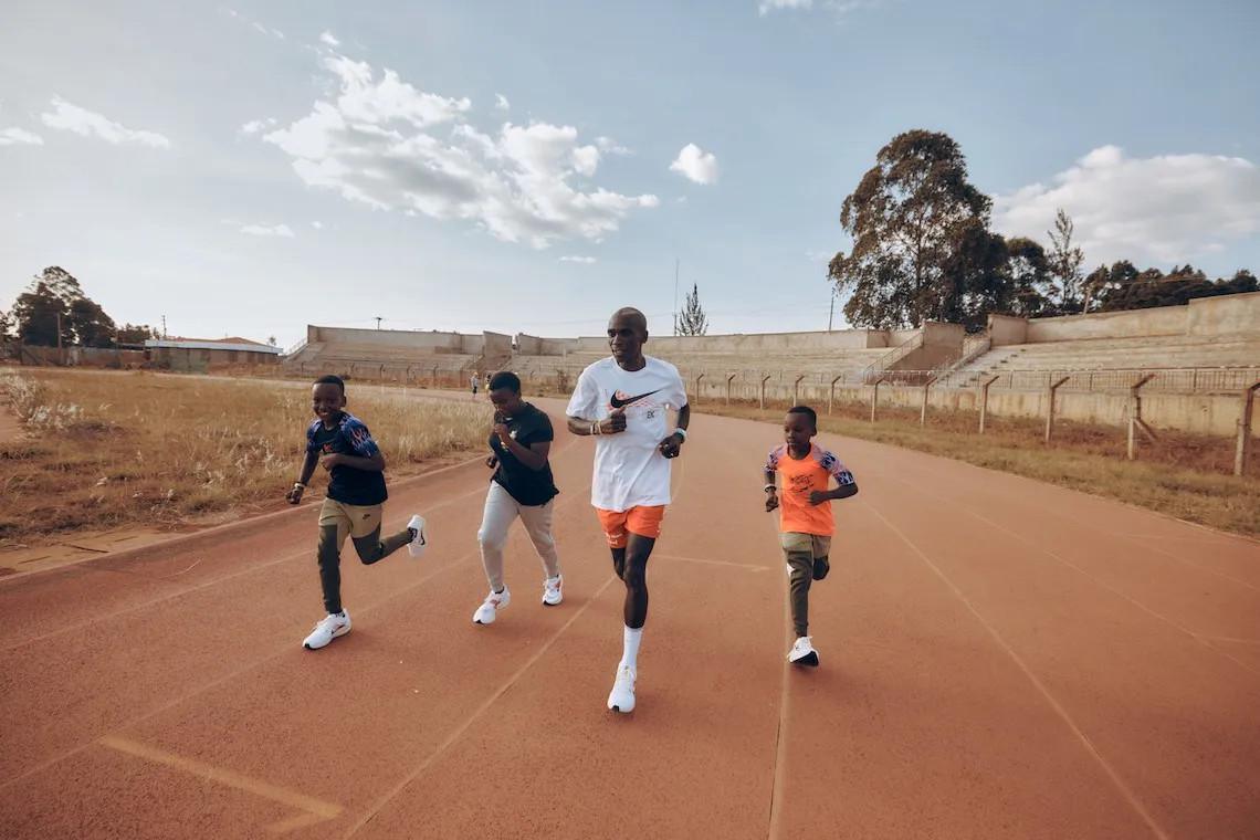 Nike Running apporte l'héritage victorieux d'Eliud Kipchoge et son message d'unité à la collection "EK Umoja". Nike Running apporte l'héritage victorieux d'Eliud Kipchoge et son message d'unité à la collection "EK Umoja".