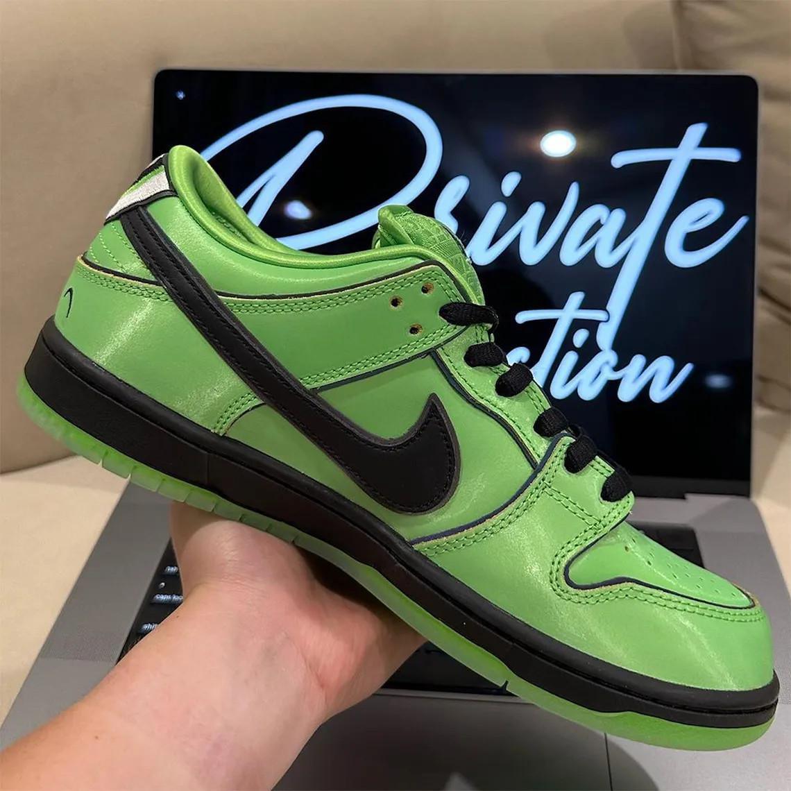 Gros plan sur les Powerpuff Girls x Nike SB Dunk Low "Buttercup". Gros plan sur les Powerpuff Girls x Nike SB Dunk Low "Buttercup".