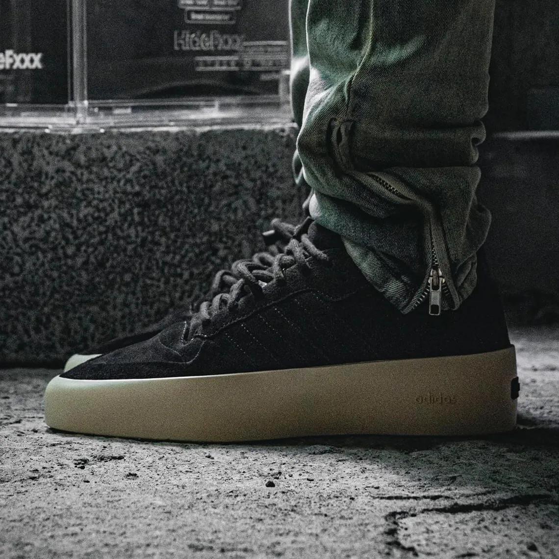 Le Fear Of God x adidas Forum 86 Lo fait surface dans un coloris "Core Black". Le Fear Of God x adidas Forum 86 Lo fait surface dans un coloris "Core Black".
