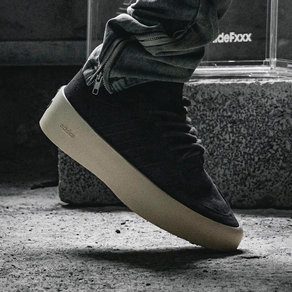Le Fear Of God x adidas Forum 86 Lo fait surface dans un coloris "Core Black". Le Fear Of God x adidas Forum 86 Lo fait surface dans un coloris "Core Black".