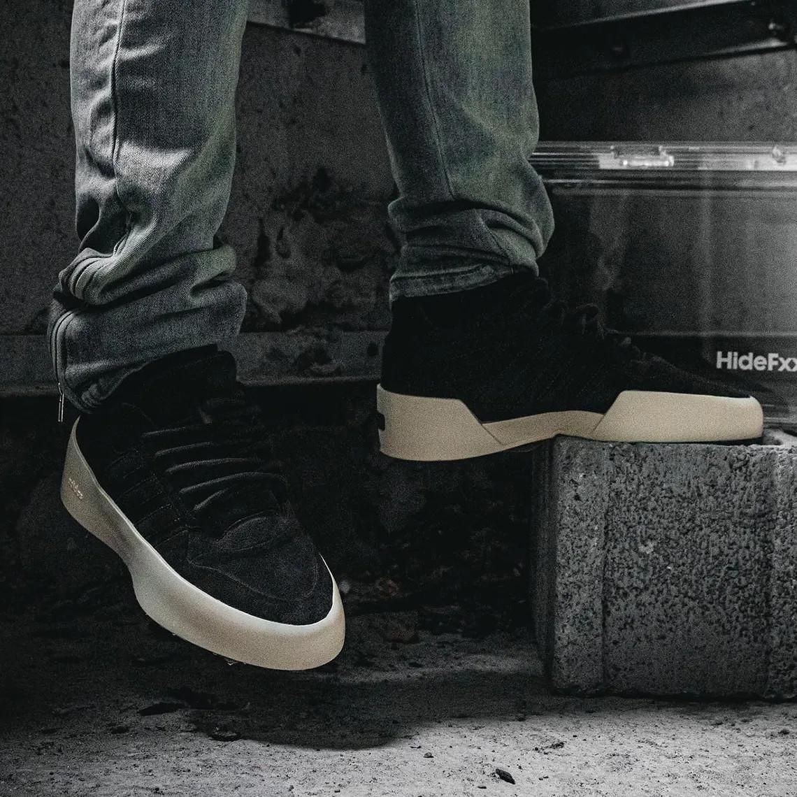 Le Fear Of God x adidas Forum 86 Lo fait surface dans un coloris "Core Black". Le Fear Of God x adidas Forum 86 Lo fait surface dans un coloris "Core Black".