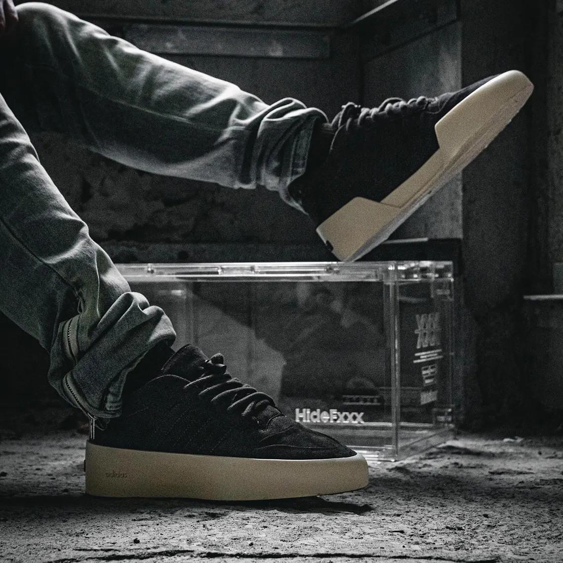 Le Fear Of God x adidas Forum 86 Lo fait surface dans un coloris "Core Black". Le Fear Of God x adidas Forum 86 Lo fait surface dans un coloris "Core Black".