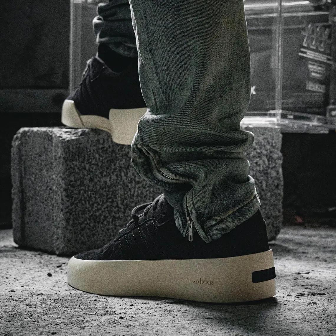 Le Fear Of God x adidas Forum 86 Lo fait surface dans un coloris "Core Black". Le Fear Of God x adidas Forum 86 Lo fait surface dans un coloris "Core Black".