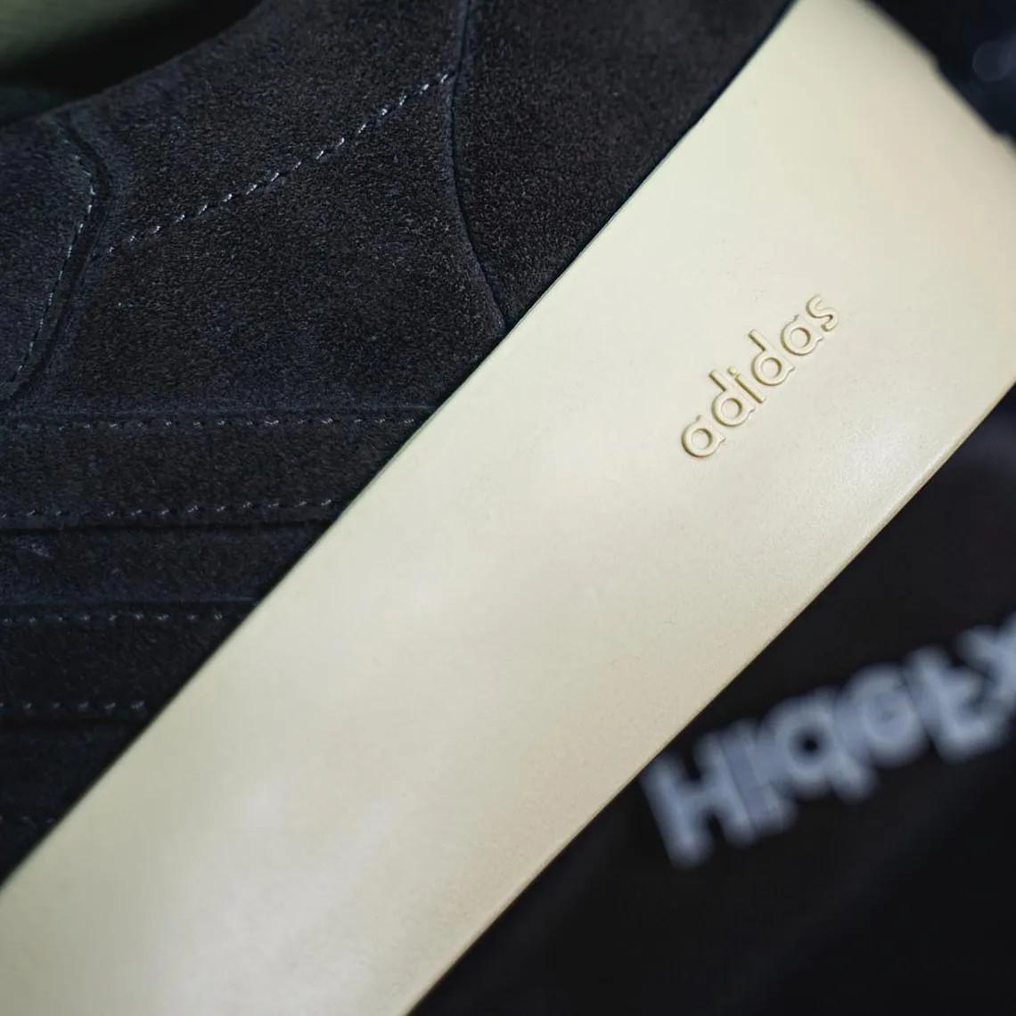 Le Fear Of God x adidas Forum 86 Lo fait surface dans un coloris "Core Black". Le Fear Of God x adidas Forum 86 Lo fait surface dans un coloris "Core Black".