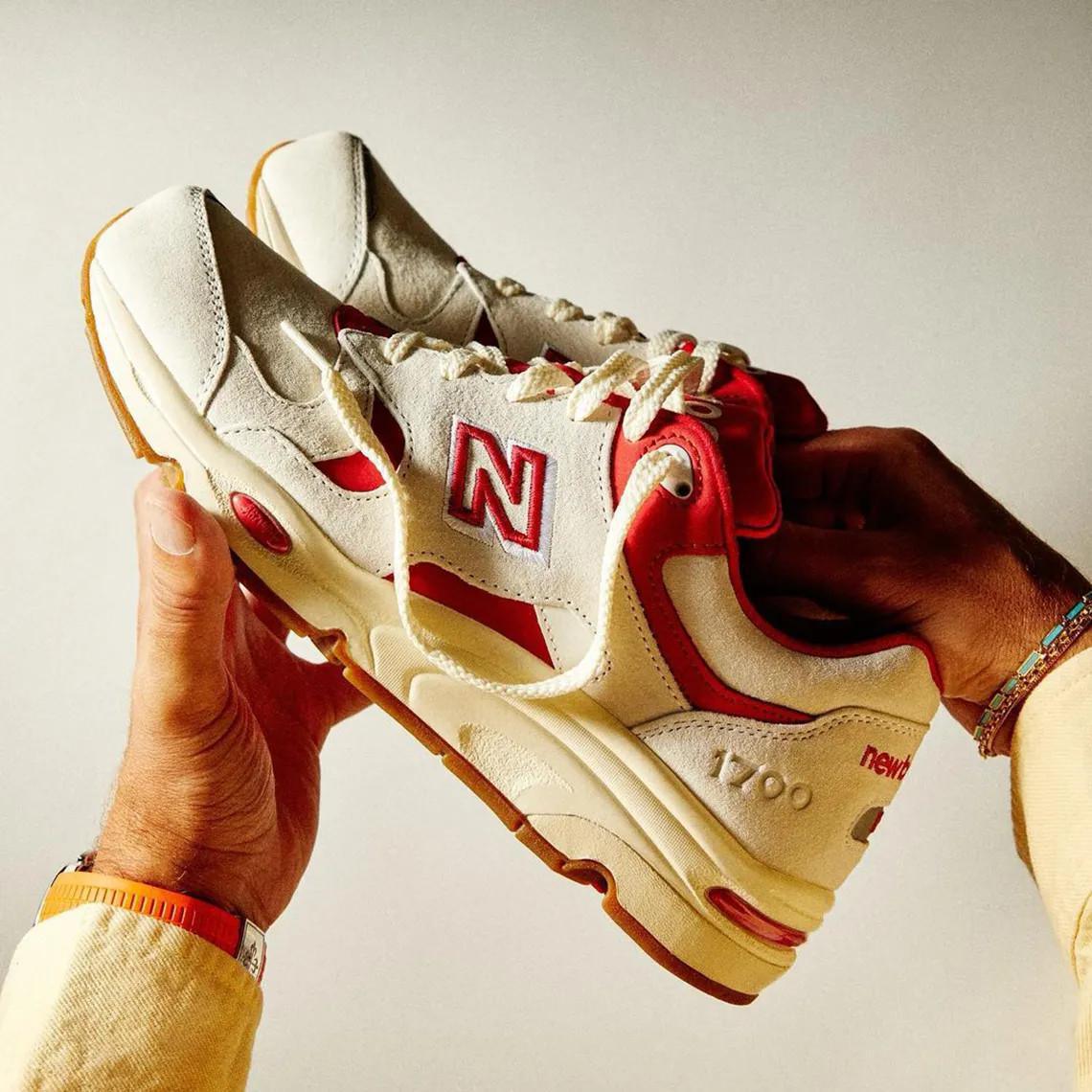 Ronnie Fieg dévoile une collaboration New Balance 1700 pour commémorer l'ouverture du KITH à Toronto Ronnie Fieg dévoile une collaboration New Balance 1700 pour commémorer l'ouverture du KITH à Toronto