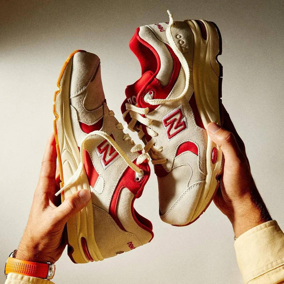 Ronnie Fieg dévoile une collaboration New Balance 1700 pour commémorer l'ouverture du KITH à Toronto Ronnie Fieg dévoile une collaboration New Balance 1700 pour commémorer l'ouverture du KITH à Toronto