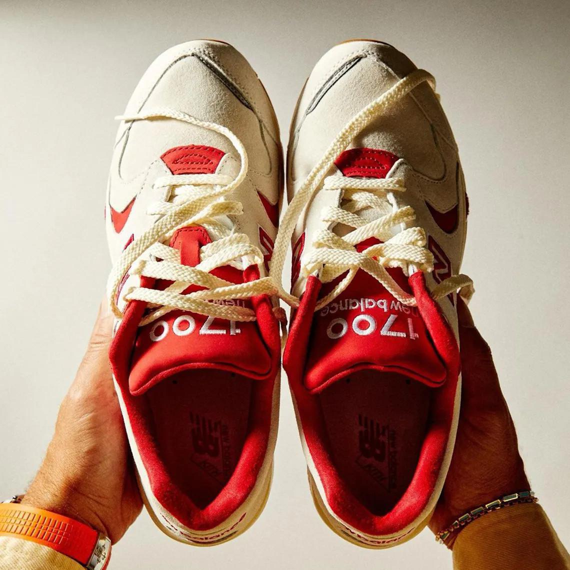 Ronnie Fieg dévoile une collaboration New Balance 1700 pour commémorer l'ouverture du KITH à Toronto Ronnie Fieg dévoile une collaboration New Balance 1700 pour commémorer l'ouverture du KITH à Toronto